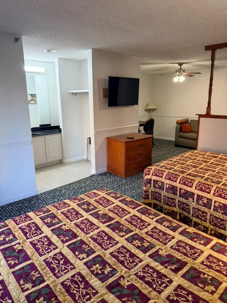 Non-smoking double-bed suite