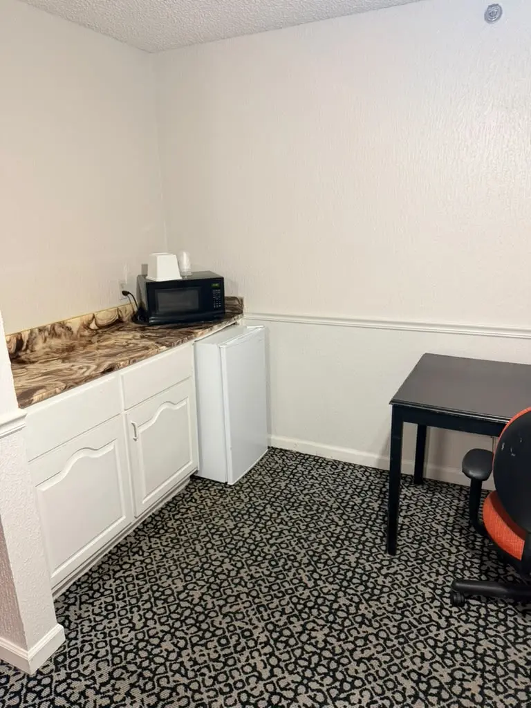 Non-smoking double-bed suite kitchenette