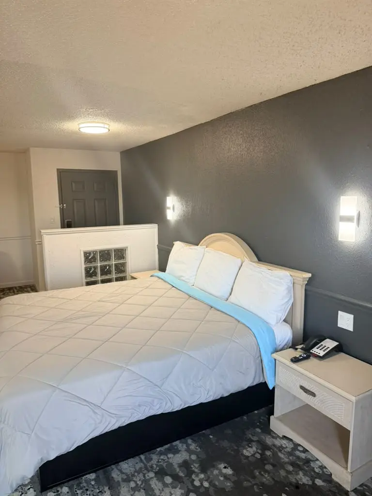 Non-smoking king suite sleeping area