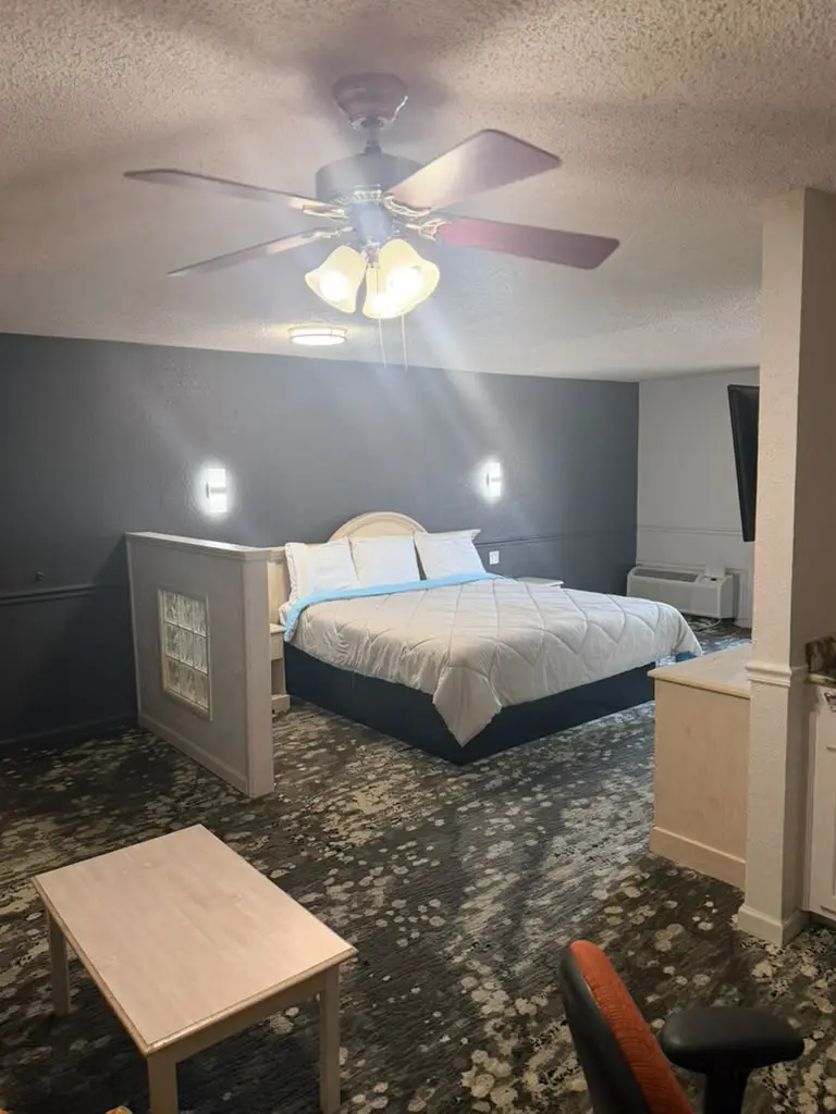 Non-smoking king suite bed and sitting area