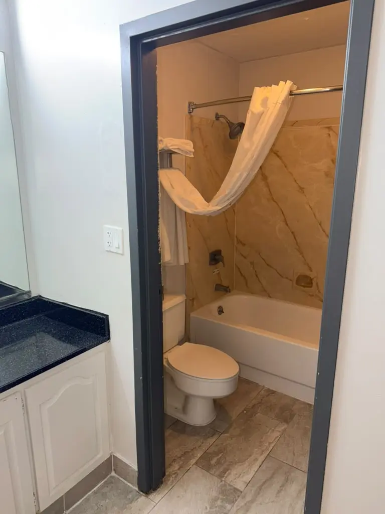 Smoking king suite bathroom