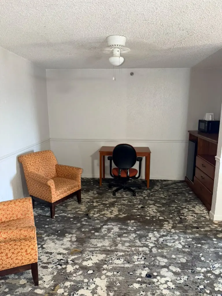Smoking king suite seating and work area